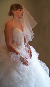 Robe de mariée blanche, bustier en transparence et dentelle, jupe en tulle