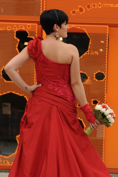 Robe de mariée rouge en taffetas, devant drapé, dos en transparence et guipûre