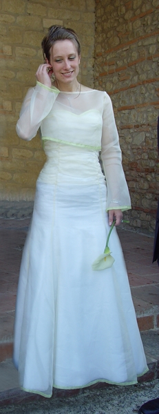 Robe de mariée champagne et vert anis