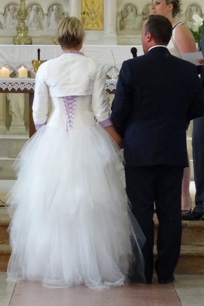 Robe de mariée blanche, bustier en doupion, fleurs parme, jupe en tulle. Boléro réversible assorti.