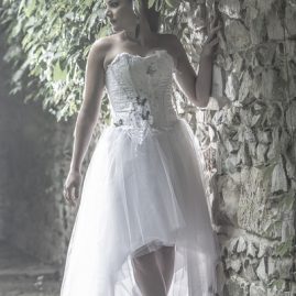 Robe de mariée modulable blanche, dentelle, plume et tulle