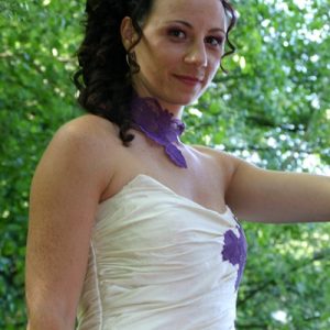 Robe de mariée en doupion de soie ivoire, ouverte sur jupon en organza de soie violet, ornée de dentelle violette