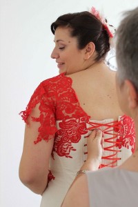 Robe de mariée bustier en taffetas ivoire avec dentelle appliquée rouge