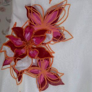 Motif sérigraphié sur la robe de mariée Ivoire Cinabrin, rehaussé d'une fleur en tissu