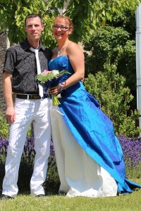 Robe de mariée bleue ornée de fibres optiques