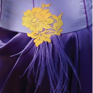 Détail robe de mariée violette et jaune (dentelle et plume)