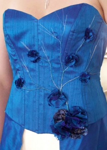 Robe de mariée bleue ornée de fibres optiques
