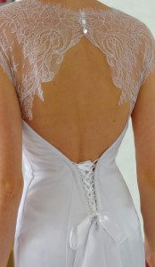 Robe de mariée en satin blanc, ornée de dentelle de Chantilly, avec grande traîne (détail dos)