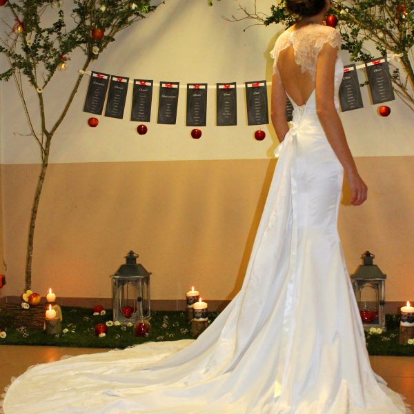 Robe de mariée en satin blanc, ornée de dentelle de Chantilly, avec grande traîne
