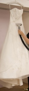 Le défroisseur vertical est pratique pour enlever les faux plis sur une robe de mariée.