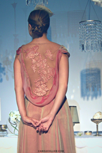 Robe de cocktail rose avec dos tatouage dentelle