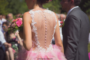 Robe de mariée rose avec un dos effet tatouage